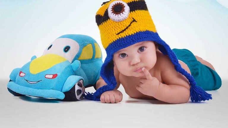 Winter’s Creative Knitted Caps & Garments