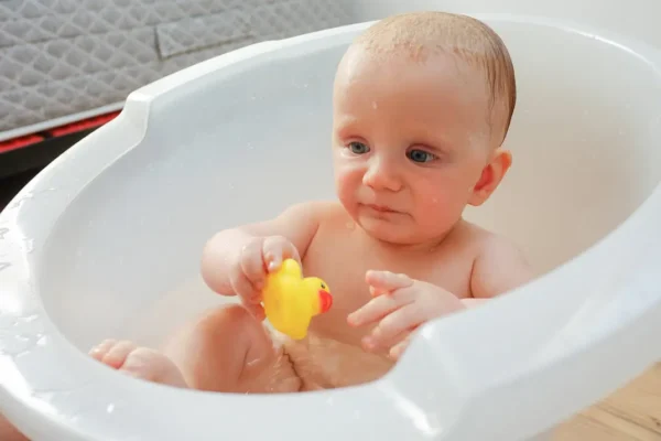 Bath a Newborn Step-by-Step Guide with Safety Checks
