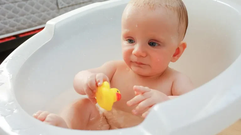 Bath a Newborn Step-by-Step Guide with Safety Checks